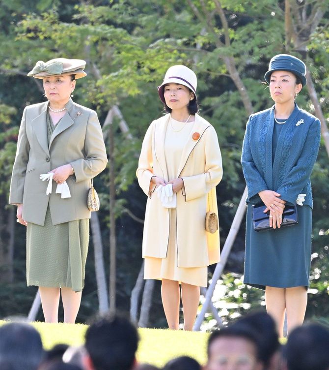 秋の園遊会に臨まれる寛仁親王妃信子さまと三笠宮家の彬子さま、瑶子さま＝2025年10月28日、東京・元赤坂