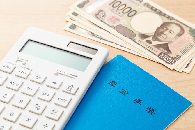 年金手帳と電卓、数万円の現金