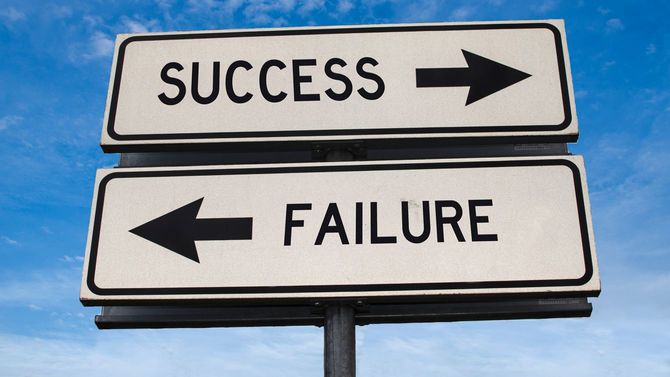 成功と失敗の分かれ道に立つ道路標識