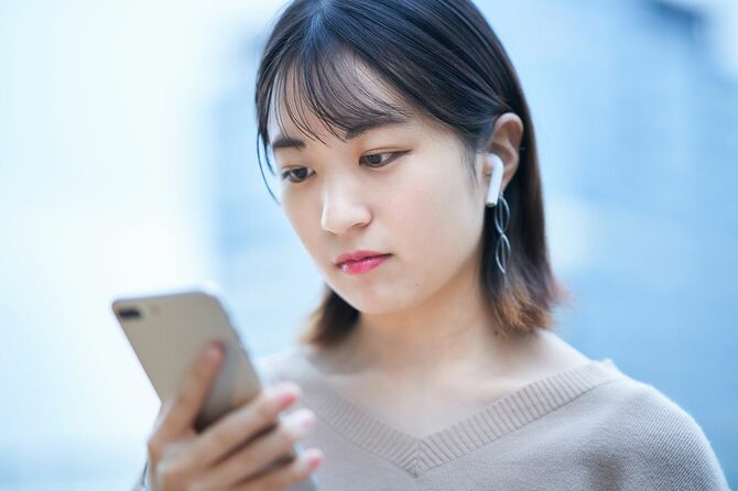 スマートフォンを見る若い女性