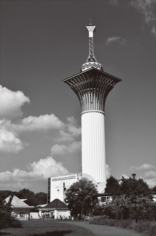 放置されている「いのちの塔」＝2022年9月30日、大阪市鶴見区