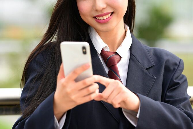 スマートフォンを操作する女子高生