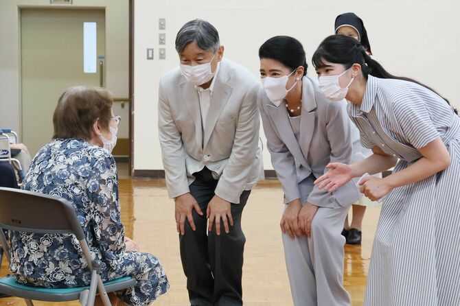 被爆者養護施設「恵の丘長崎原爆ホーム」を訪れ、入所者と懇談される天皇、皇后両陛下と長女愛子さま