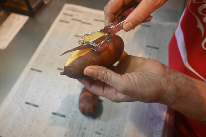 「プログレード　快速ピーラー」は素材に合わせて刃が緩やかに丸みを帯びている。