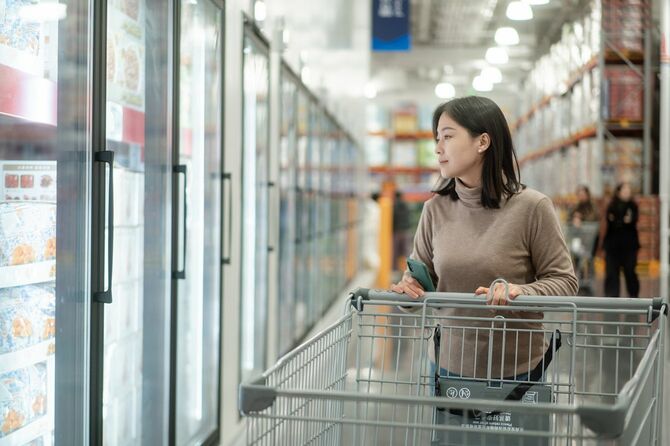冷凍食品を選んでいるアジア人女性