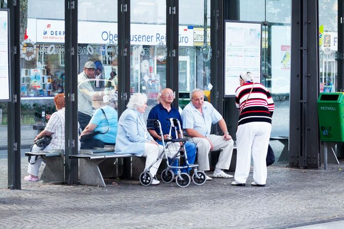 オーバーハウゼンの外のバス停にいる高齢者