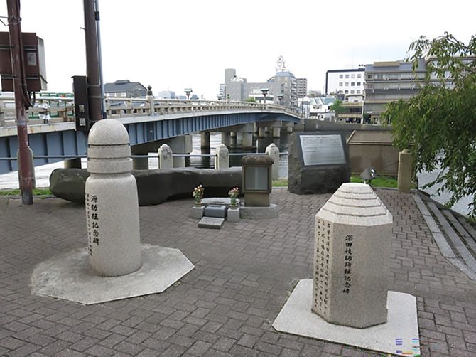 松江市の松江大橋南詰（源助公園）にある源助柱記念碑