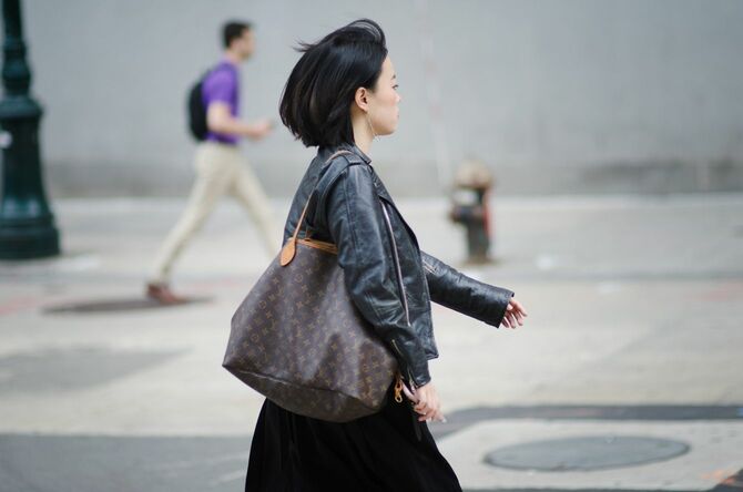 ルイヴィトンのバッグを持つ女性