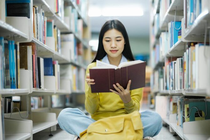 図書館を利用する女性