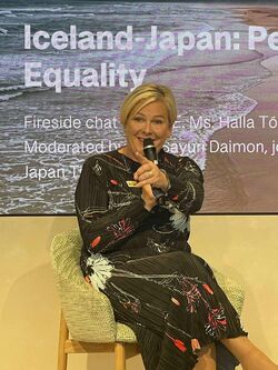 大阪・関西万博で、アイスランドのジェンダー平等について話すトーマスドッティル大統領
