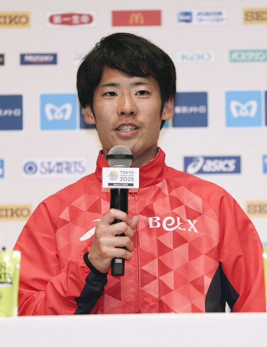 レース後、記者会見する市山翼＝2025年3月2日、東京都千代田区