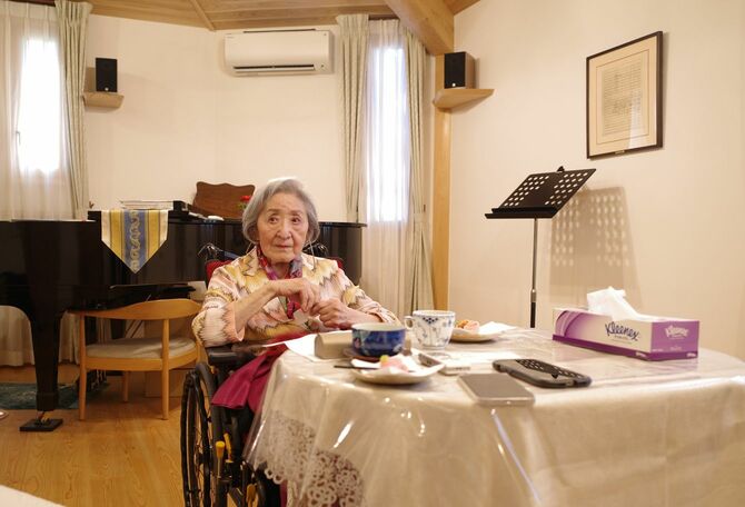 100歳の現役歌人、春日真木子さん。取材はきれいな季節の和菓子をいただきながら