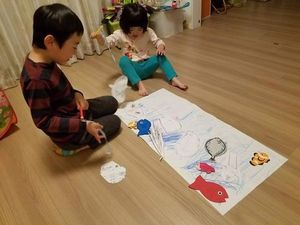 岡野さんがグロービスに通っている間、シッターさんと遊ぶ子どもたち