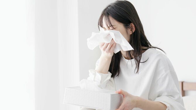 鼻をかんでいる人