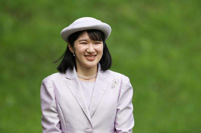 春の園遊会に臨まれる天皇、皇后両陛下の長女愛子さま＝2026年4月17日、東京・元赤坂の赤坂御苑［代表撮影］