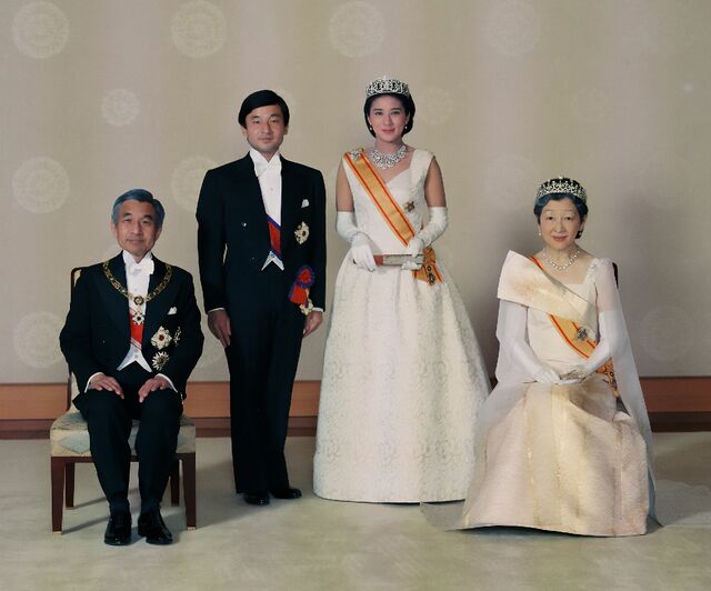 1993年6月3日、「朝見の儀」の後、天皇皇后両陛下と記念撮影をする皇太子徳仁さまと皇太子妃雅子さま（当時）