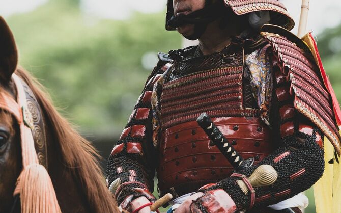 毎年7月に福島県相馬市で開催される「相馬野成」には、 伝統武士の鎧を身にまとって、たくさんの人が参加している