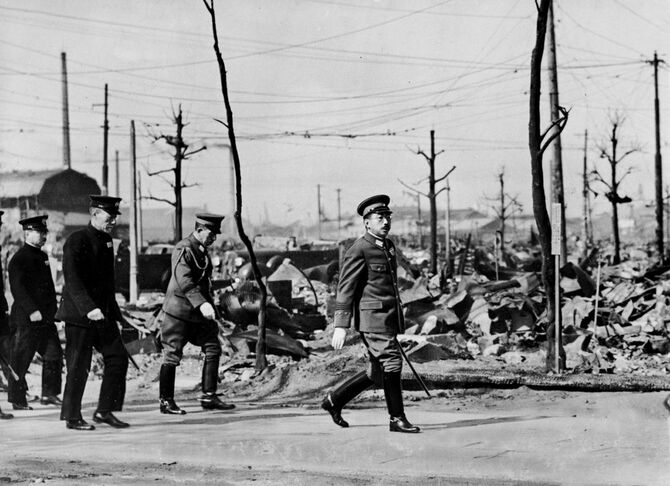 空襲の後、焦土となった都内を視察する昭和天皇＝1945年3月18日、東京都の富岡八幡宮境内