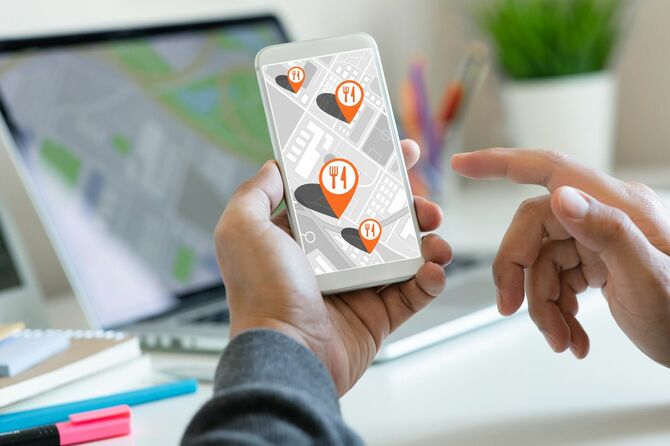 スマートフォンでレストランショップを検索する人