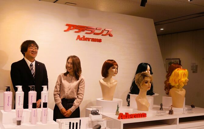 研究開発を続ける川﨑むつみさん（右）と、サブマネージャーの佐藤駿祐さん（左）