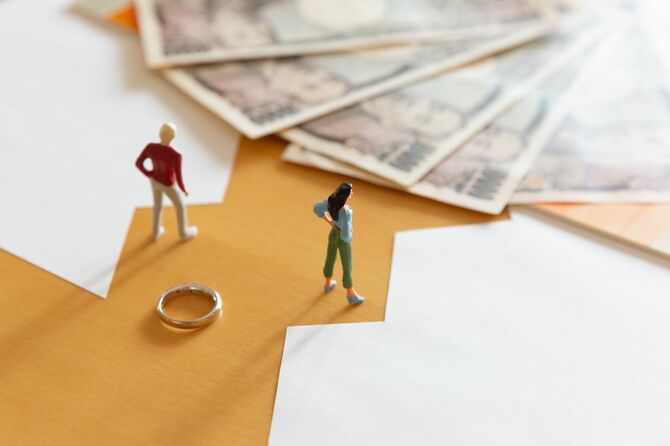 離婚または別れたカップルのお金のイメージ