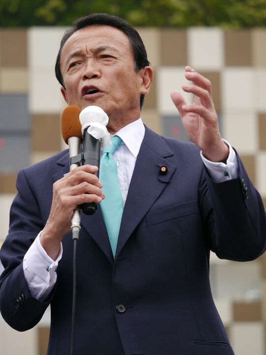 2016年6月、横浜・センター北駅前で街頭演説をする自民党・麻生太郎氏