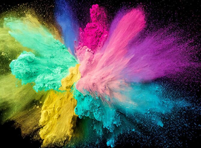 黒い背景にカラフルな粉の爆発