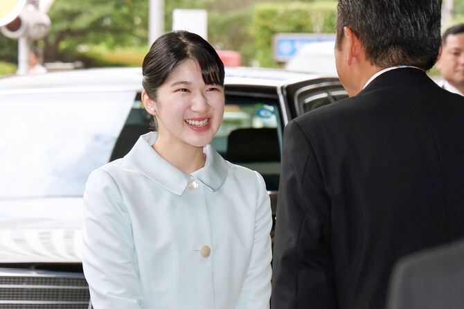第37回半導体物理国際会議の会場に到着された愛子さま＝2026年8月17日午前、東京都新宿区（代表撮影）