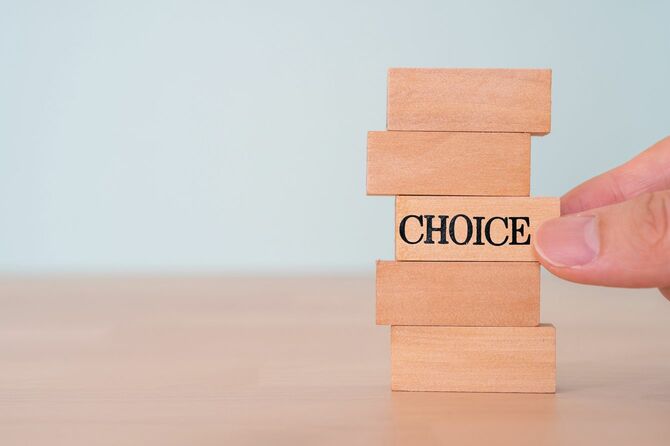 「CHOICE」と書かれた木製のブロック