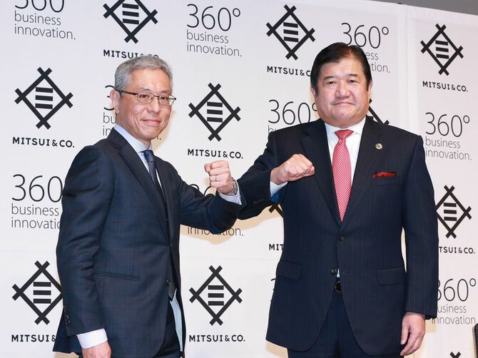 三井物産の堀健一社長と安永竜夫会長（前社長）、2020年12月23日東京都内