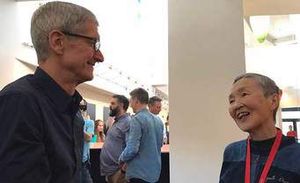 2017年にアメリカ・カリフォルニア州で行われたWWDCに招かれ、アップル社CEOのティム・クックさんと話す若宮正子さん