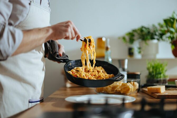 パスタを提供する男性