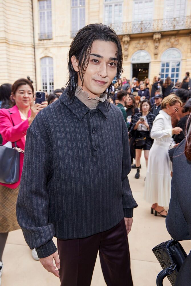 ディオール ジャパン アンバサダーを務める横浜流星が、2024年9月24日にフランス・パリで開催されたパリ・ファッションウィークの一環として行われたクリスチャン・ディオール ウィメンズウェア 2025年春夏コレクションのショーに出席した。