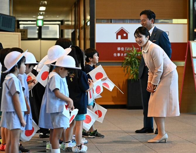 佐賀県庁を訪問された天皇、皇后両陛下の長女愛子さま＝2024年10月11日、佐賀市