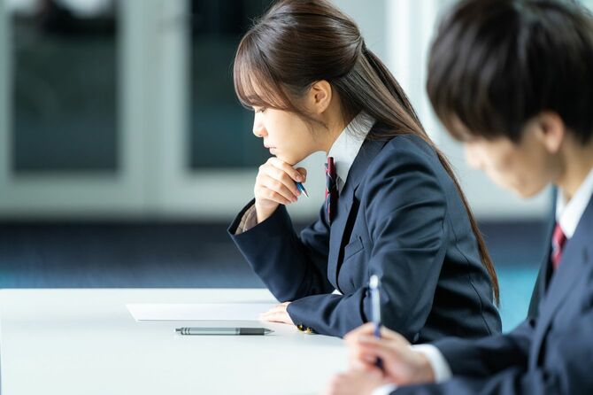 筆記試験中の生徒たち