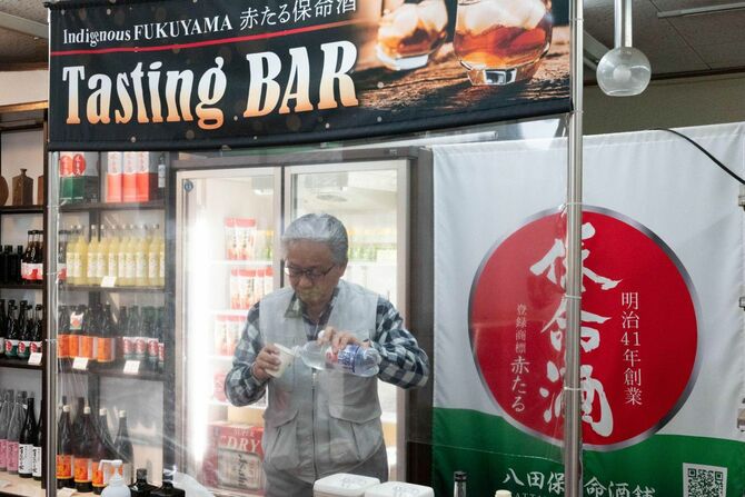 試飲用の保命酒を用意する八田裕重さん