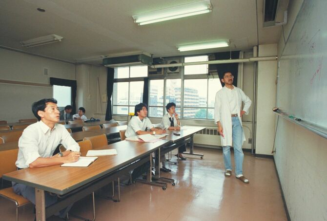 細胞培養実験の講義（左から毛利さん、土井さん、向井さん。1992年）