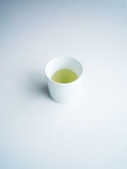 手が熱くならない湯のみ「80mm」は20年以上のロングセラーだ