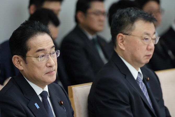 こども未来戦略会議に出席する岸田文雄首相（左）と松野博一官房長官（当時）＝2023年12月11日、首相官邸