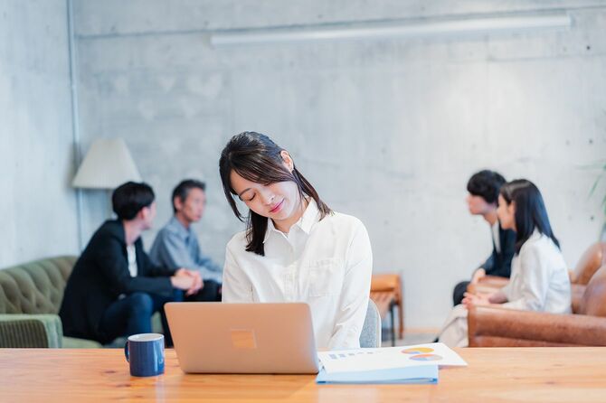 残業に疲れたビジネスウーマン