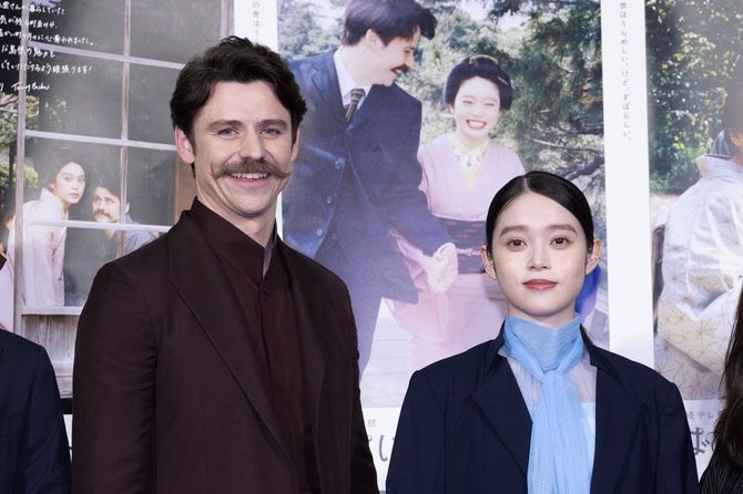 小泉八雲をモデルにしたレフカダ・ヘブン役のトミー・バストウ、松野トキ役の髙石あかり