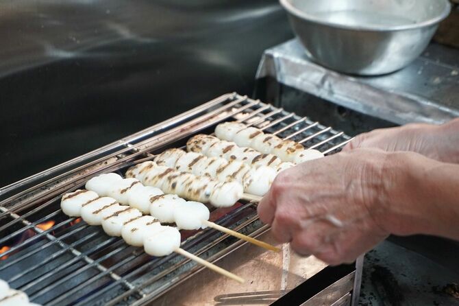 団子を焼いている