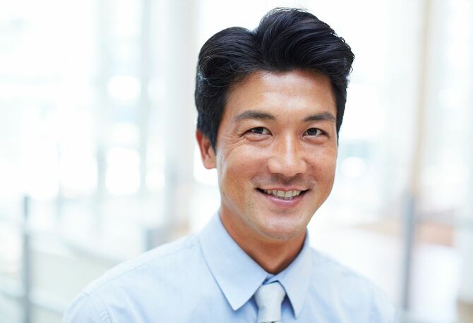 廊下に立っているビジネスマン