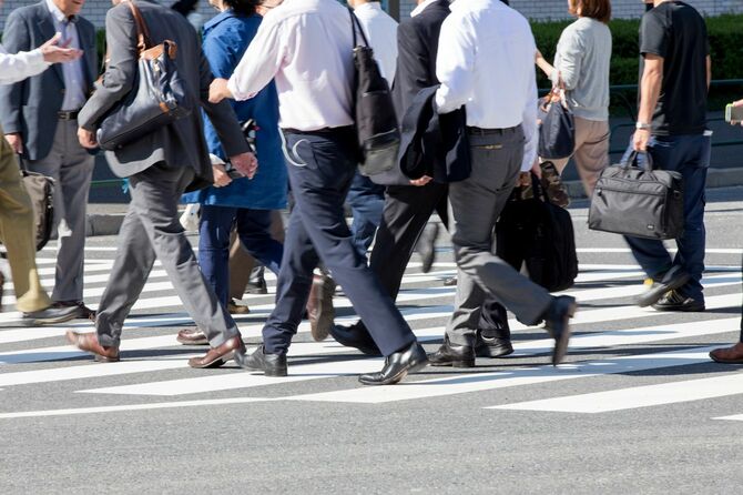 横断歩道を歩く人たちのイメージ