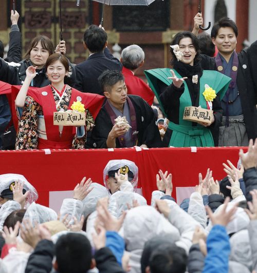 節分会で豆をまく大河ドラマ「べらぼう」の横浜流星（右）と瀬川役の小芝風花、2025年2月2日、千葉県成田山新勝寺