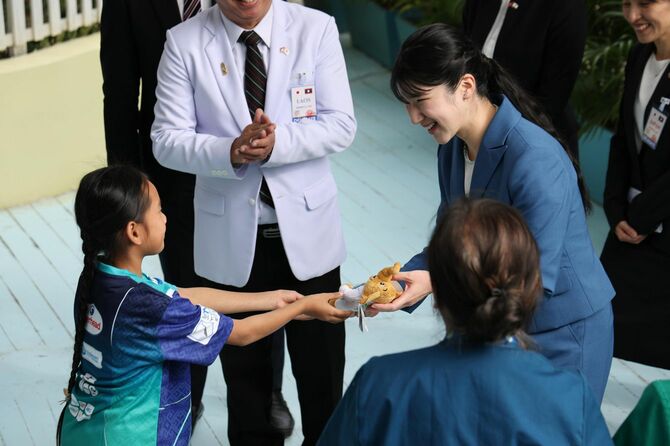 日本のNPO法人が建設した「ラオ・フレンズ小児病院」に到着し、ぬいぐるみを受け取られた天皇、皇后両陛下の長女愛子さま