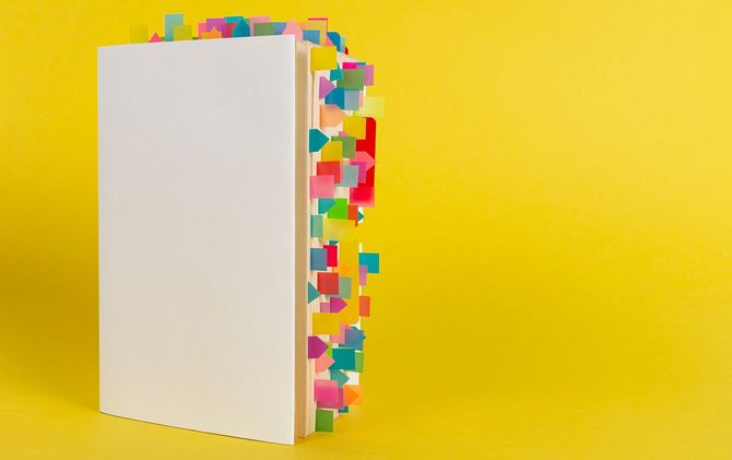 付箋が大量に貼られた本