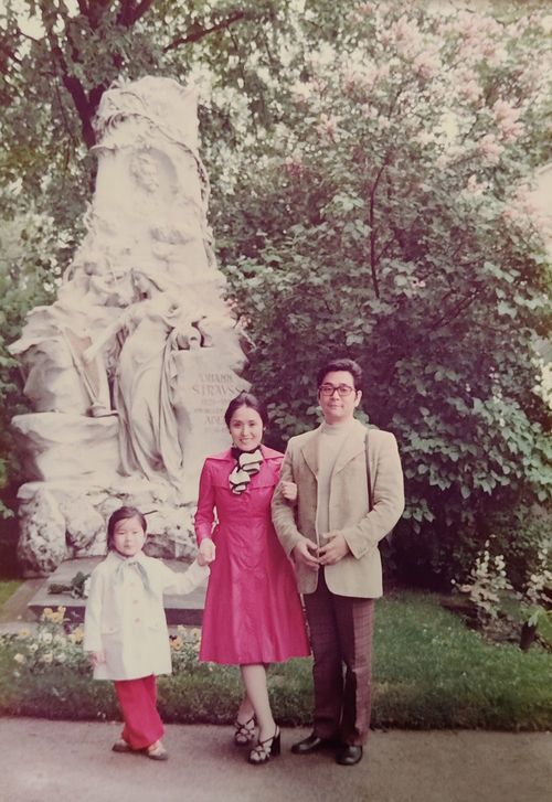 ウィーンの公演で夫の勲さん、惣永さんと。1975年。