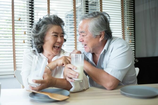 仲良く牛乳を飲む老夫婦