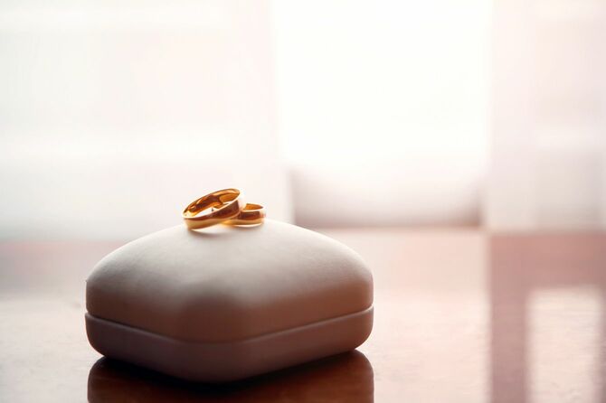 ボックスの上にゴールドの結婚指輪